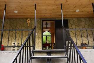 Гостевой дом Wooden Guesthouse Степанцминда Семейный номер с балконом-17
